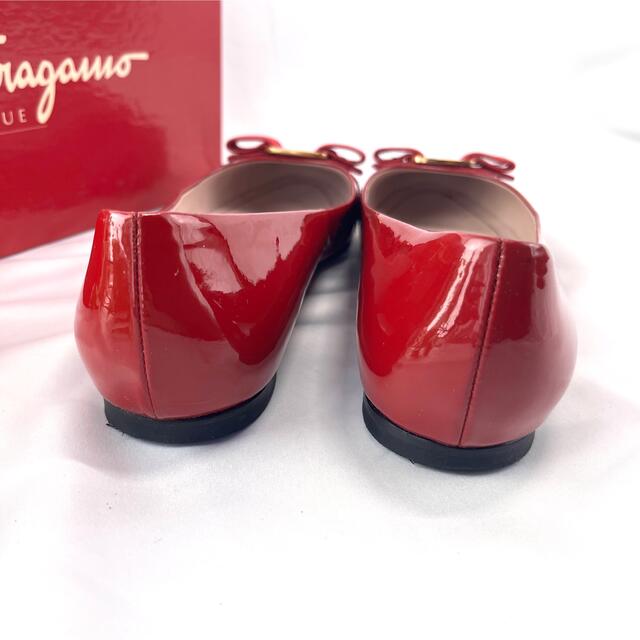 Salvatore Ferragamo(サルヴァトーレフェラガモ)の✨人気✨フェラガモ　ヴァリナ　6D ヴァラリボン　フラットシューズ　レッド レディースの靴/シューズ(ハイヒール/パンプス)の商品写真