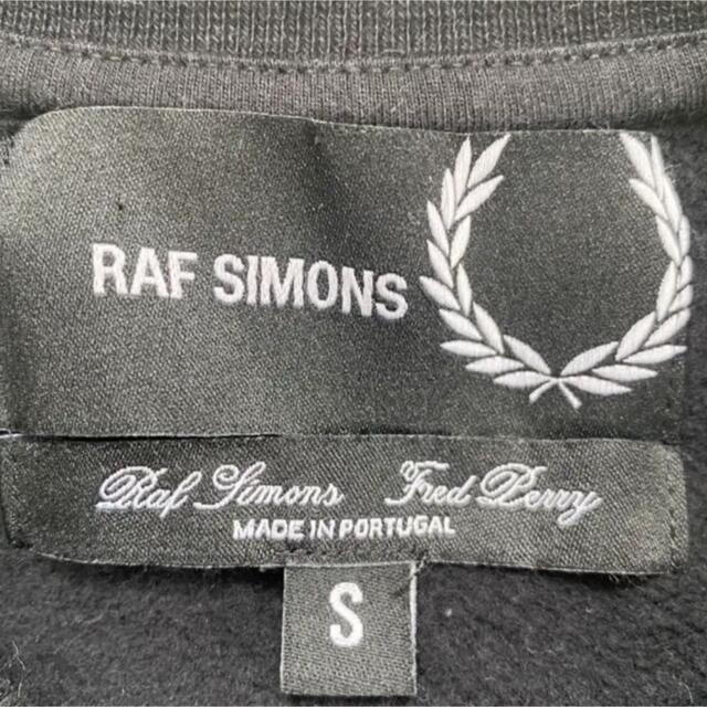 RAF SIMONS(ラフシモンズ)の美品 RAF SIMONS × FRED PERRY スウェット トレーナー 黒 メンズのトップス(スウェット)の商品写真