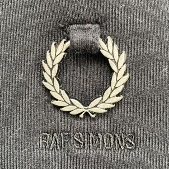 RAF SIMONS(ラフシモンズ)の美品 RAF SIMONS × FRED PERRY スウェット トレーナー 黒 メンズのトップス(スウェット)の商品写真