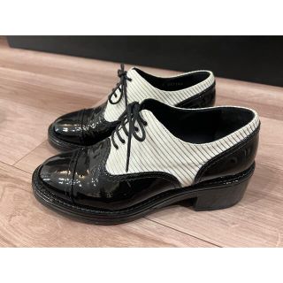 CHANEL バイカラー エナメル レースアップシューズ