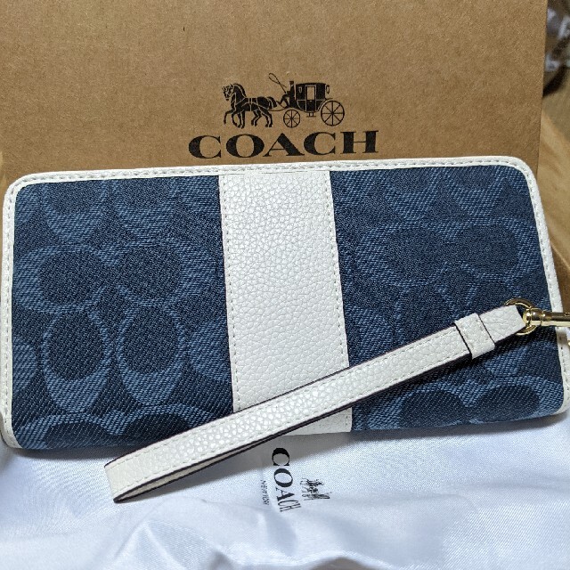 COACH(コーチ)のCOACH  長財布　青系シグネチャー　白のワンポイント レディースのファッション小物(財布)の商品写真
