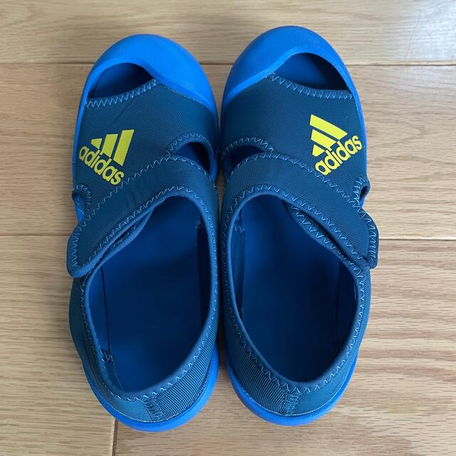 adidas(アディダス)のアディダス サンダル キッズ/ベビー/マタニティのキッズ靴/シューズ(15cm~)(サンダル)の商品写真