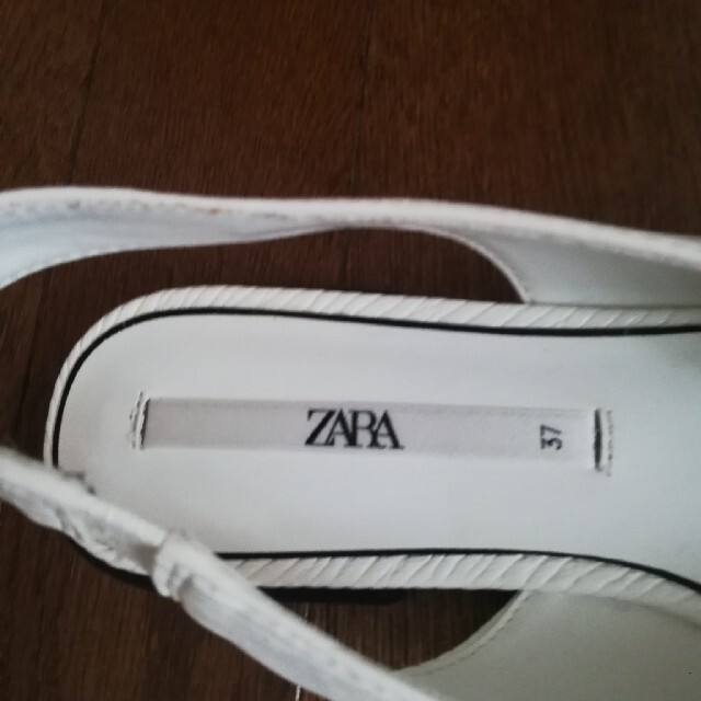 ZARA(ザラ)のZARA  フラットシューズ　ホワイト　23.5センチ レディースの靴/シューズ(ハイヒール/パンプス)の商品写真