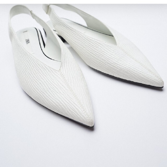ZARA(ザラ)のZARA  フラットシューズ　ホワイト　23.5センチ レディースの靴/シューズ(ハイヒール/パンプス)の商品写真