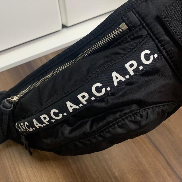 A.P.C(アーペーセー)のA.P.C. ウエストポーチ  ベルトバッグ  ブラック 美品 2回着用  レディースのバッグ(ボディバッグ/ウエストポーチ)の商品写真