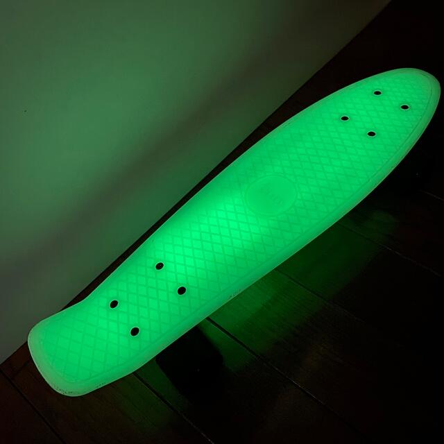 Penny SkateBoard ペニースケートボード 22インチ 蓄光 スポーツ/アウトドアのスノーボード(その他)の商品写真