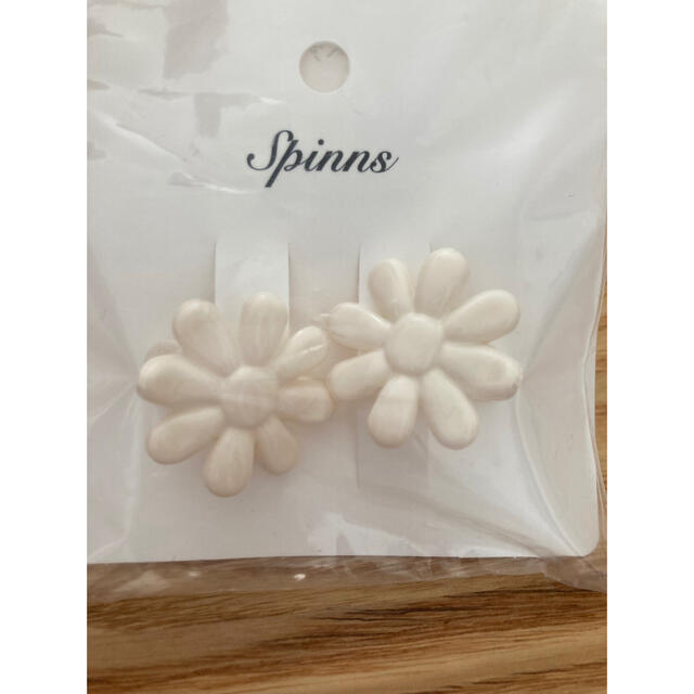 SPINNS(スピンズ)のSPINNS スピンズ　ヘアクリップ　フラワー　アイボリー レディースのヘアアクセサリー(バレッタ/ヘアクリップ)の商品写真