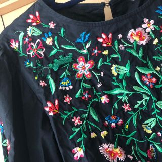 ザラ(ZARA)の最終！ZARA ザラ コットンエンブロイダリーブラウス  花柄刺繍 黒 Lサイズ(シャツ/ブラウス(長袖/七分))