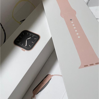 アップルウォッチ(Apple Watch)のAPPLE WATCH5 40mm アップルウォッチ本体　ローズゴールド/ピンク(その他)