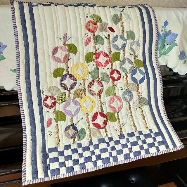 ぼんたさん専用】 ✿パッチワークキルト タペストリー あさがお ぼんたさん専用】 ✿パッチワークキルト タペストリー あさがお