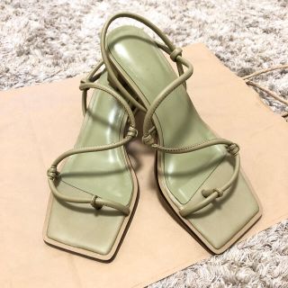 チャールズアンドキース(Charles and Keith)のくすみグリーンレザーストラップサンダル(サンダル)