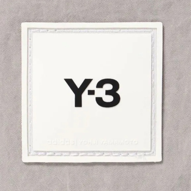 Y-3(ワイスリー)のY-3 バックパック　新品未使用　値下げ不可 メンズのバッグ(ショルダーバッグ)の商品写真