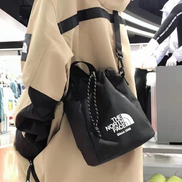 THE NORTH FACE(ザノースフェイス)の日本未入荷/ THE NORTH FACE ノースフェイス  バケットバックミニ メンズのバッグ(ショルダーバッグ)の商品写真