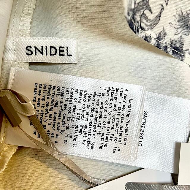 SNIDEL(スナイデル)のsnidel オーガンシースルーブラウス/FLOWER レディースのトップス(シャツ/ブラウス(半袖/袖なし))の商品写真