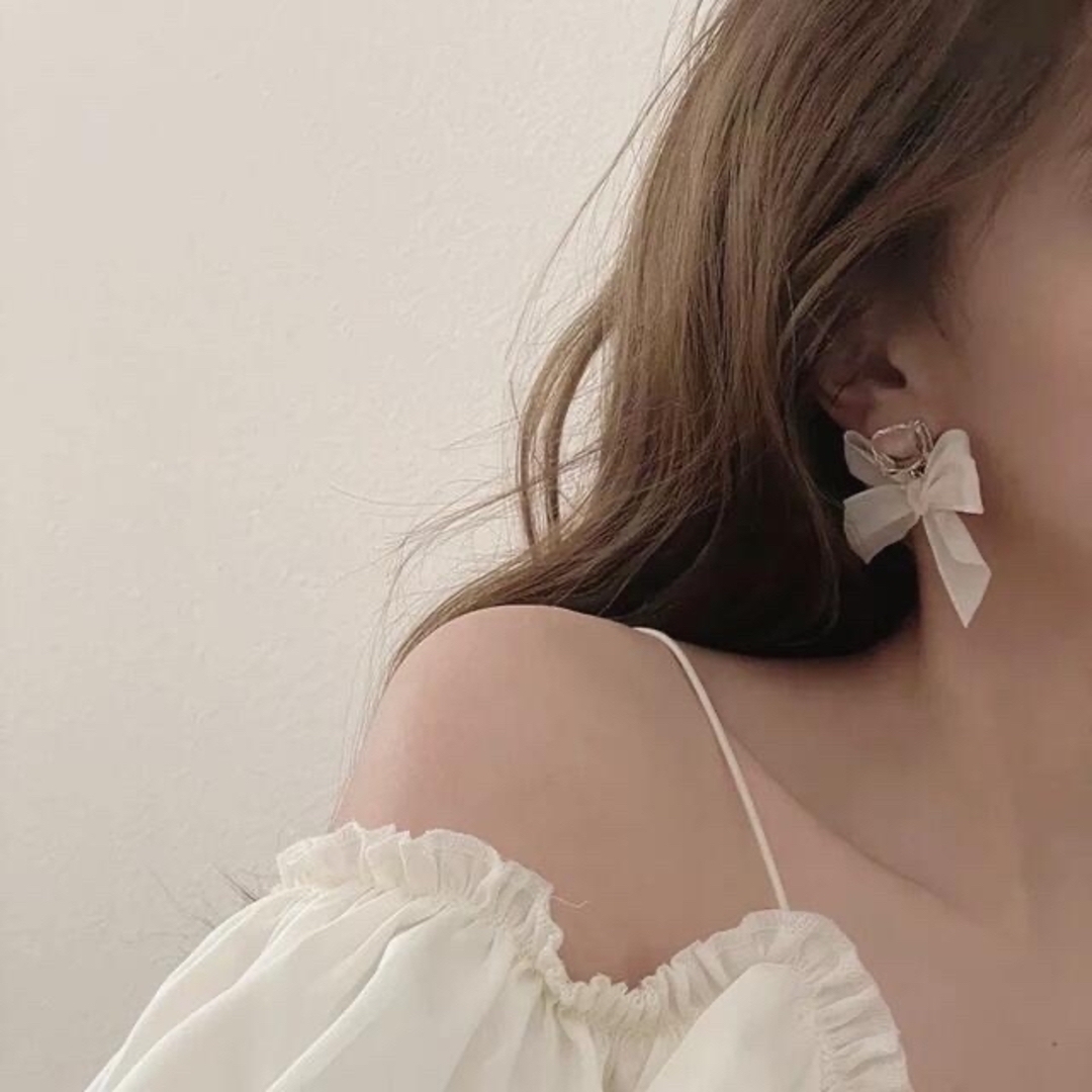 SNIDEL(スナイデル)のcrystal ribbon pierce s925 post レディースのアクセサリー(ピアス)の商品写真