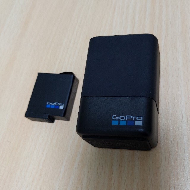 GoPro(ゴープロ)のGOPRO 純正　バッテリーチャージャー スマホ/家電/カメラのスマートフォン/携帯電話(バッテリー/充電器)の商品写真