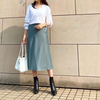 ユニクロ(UNIQLO)のユニクロ サテンナローフレアスカート グリーン 73(ロングスカート)