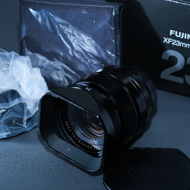 富士フイルム(フジフイルム)の【最終値下げ】FUJINON XF 23mm F1.4 R 純正角形フード付き スマホ/家電/カメラのカメラ(レンズ(単焦点))の商品写真