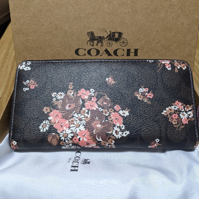 COACH(コーチ)のCOACH  長財布黒系シグネチャー　花柄模様 レディースのファッション小物(財布)の商品写真