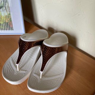 クロックス(crocs)のクロックスビーチサンダル24.5(ビーチサンダル)