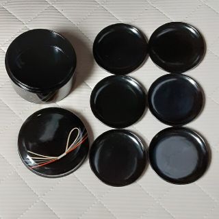 小皿6枚入る塗り容器(漆芸)