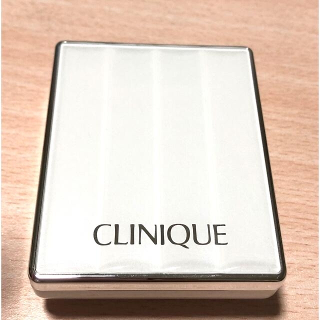 CLINIQUE(クリニーク)のクリニーク　プリティ　メークアップ　コンパクト　ファンデーションケース　 コスメ/美容のベースメイク/化粧品(ファンデーション)の商品写真