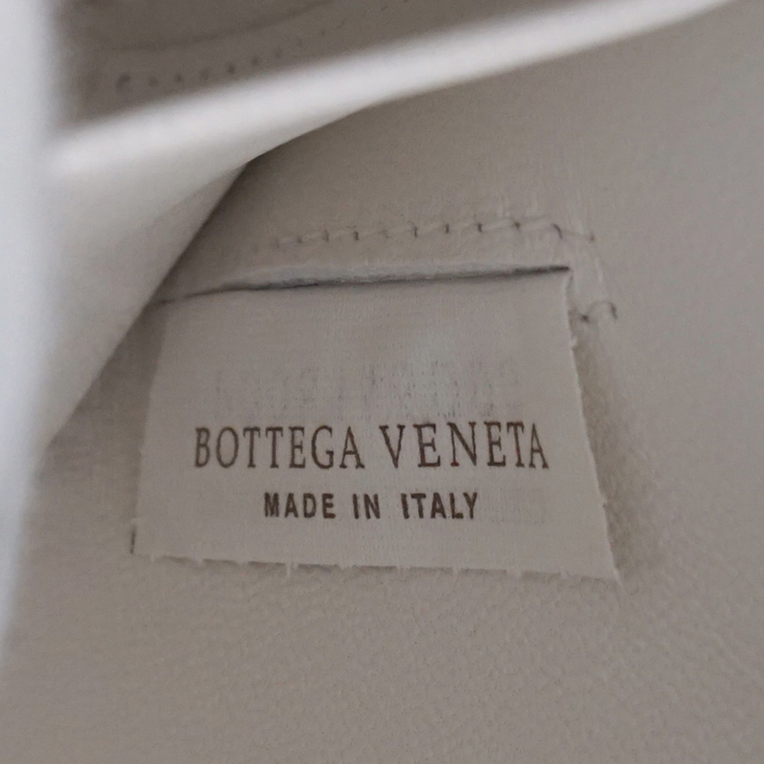 Bottega Veneta(ボッテガヴェネタ)のボッテガヴェネタ BOTTEGA VENETA ラムスキン レザー パデッド ミニハーフムーン チェーン ショルダーバッグ 斜め掛け ホワイト BIANCO 白 593165白（新品・未使用品） レディースのバッグ(ショルダーバッグ)の商品写真