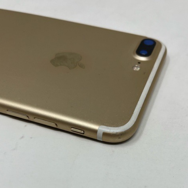 Apple(アップル)の iPhone 7 Plus Gold 128 GB SIMフリー  スマホ/家電/カメラのスマートフォン/携帯電話(スマートフォン本体)の商品写真