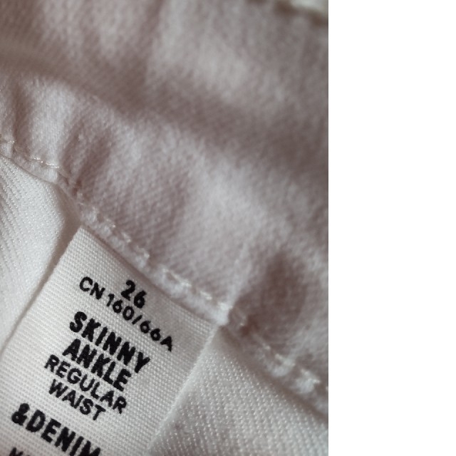 H&M(エイチアンドエム)のホワイトジーンズスキニー レディースのパンツ(デニム/ジーンズ)の商品写真