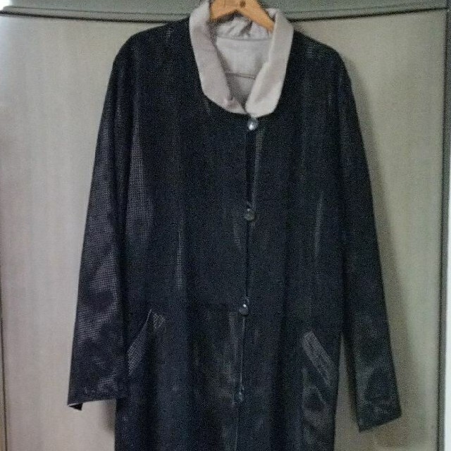 ムーンバット　ロングコート　パンチングレザー　本皮　リバーシブル レディースのジャケット/アウター(ロングコート)の商品写真