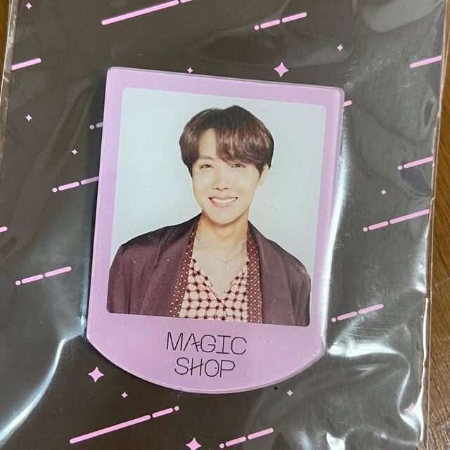 防弾少年団(BTS)(ボウダンショウネンダン)のBTS JHOPE ホソク マジックショップ アクリル バッジ エンタメ/ホビーのタレントグッズ(アイドルグッズ)の商品写真