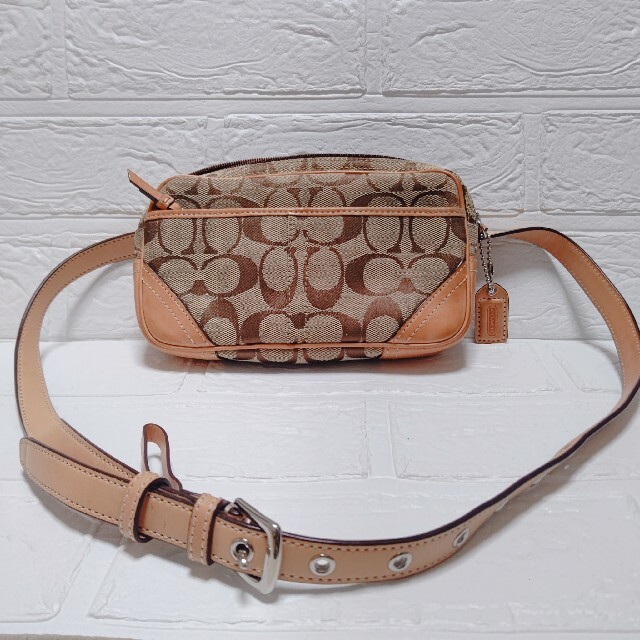 COACH(コーチ)の美品　COACH　ウエストポーチ　ミニバッグ　シグネチャー　キャンバス　レザー レディースのバッグ(ボディバッグ/ウエストポーチ)の商品写真