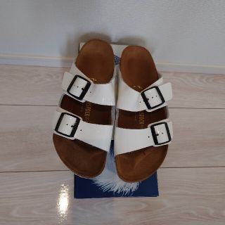 ビルケンシュトック(BIRKENSTOCK)のビルケンシュトックBIRKENSTOCK　アリゾナArizona　白パテント(サンダル)