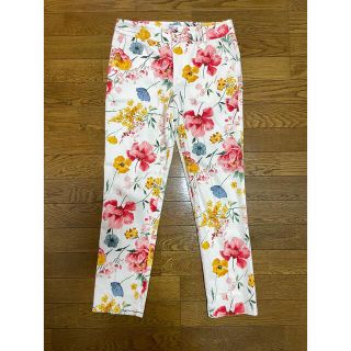 ザラ(ZARA)のZARA 花柄　フラワープリント　パンツ(カジュアルパンツ)