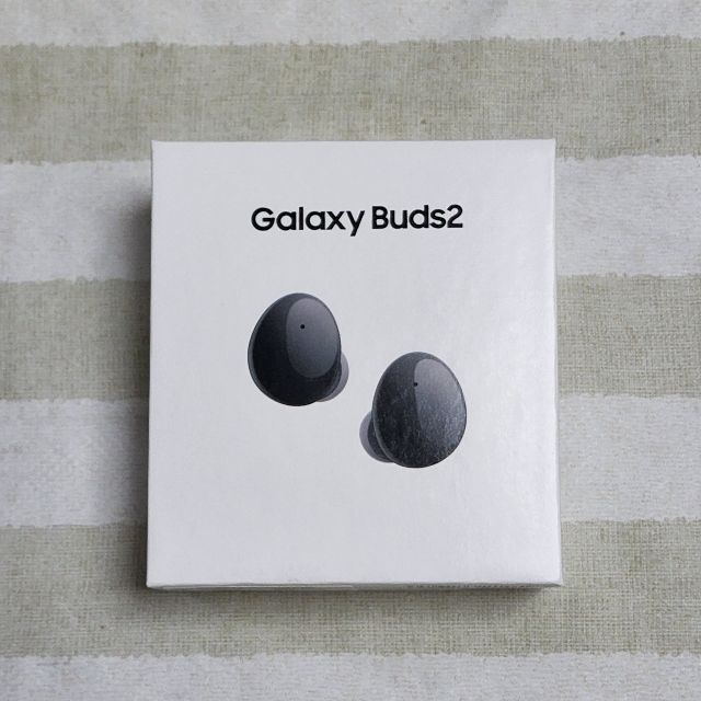 Galaxy(ギャラクシー)の新品未使用 Galaxyワイヤレスイヤホン Buds2+ワイヤレス充電器 スマホ/家電/カメラのスマートフォン/携帯電話(その他)の商品写真