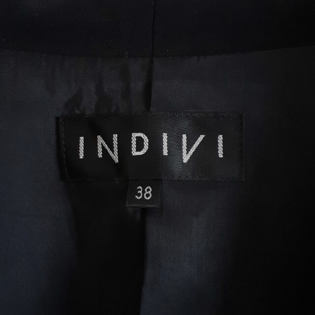 INDIVI(インディヴィ)の美品 INDIVI インディヴィ ノーカラージャケット 黒 38 薄手 レディースのジャケット/アウター(ノーカラージャケット)の商品写真