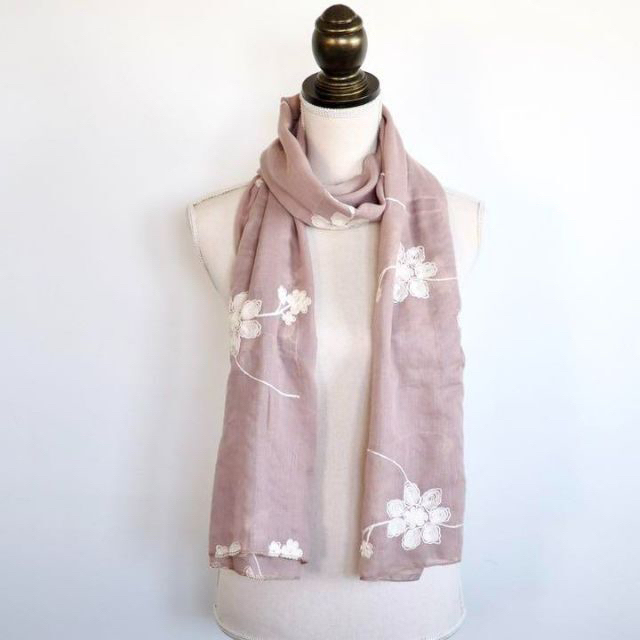 【未使用】春夏用ショール ベージュ ホワイト花柄 レディースのファッション小物(ストール/パシュミナ)の商品写真