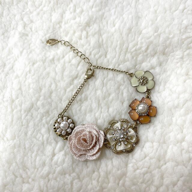 Accessorize(アクセサライズ)のAccessorize  お花ブレスレット レディースのアクセサリー(ブレスレット/バングル)の商品写真