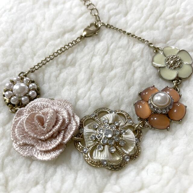 Accessorize(アクセサライズ)のAccessorize  お花ブレスレット レディースのアクセサリー(ブレスレット/バングル)の商品写真