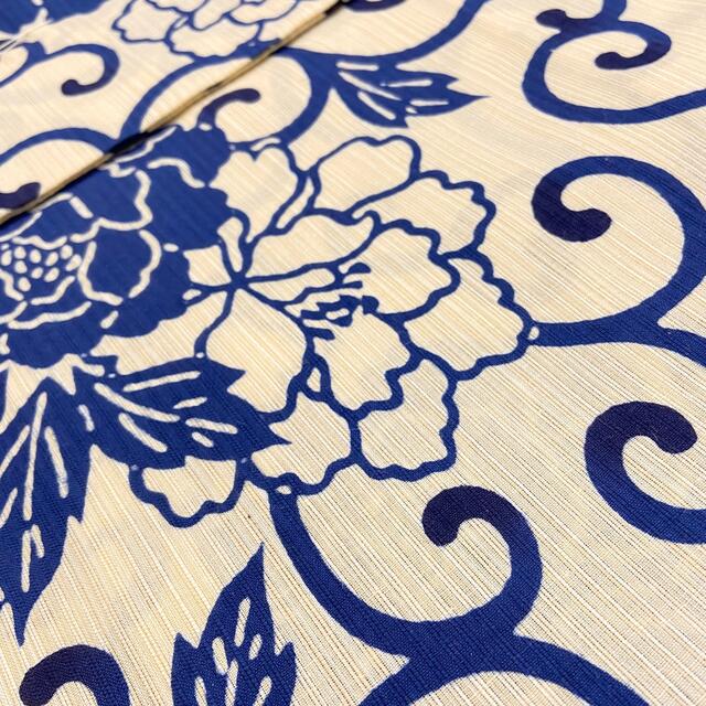 浜松注染浴衣　プレタ浴衣　綿麻　縞紬  生成り　青紺　花柄 レディースの水着/浴衣(浴衣)の商品写真