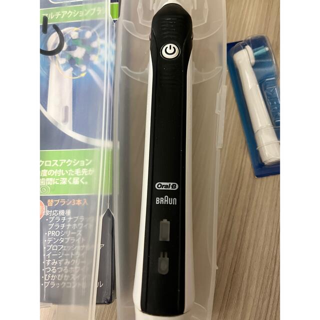 BRAUN(ブラウン)のBRAUN Oral-B ブラウンpro2000電動歯ブラシ 替えブラシ4つ付き スマホ/家電/カメラの美容/健康(電動歯ブラシ)の商品写真