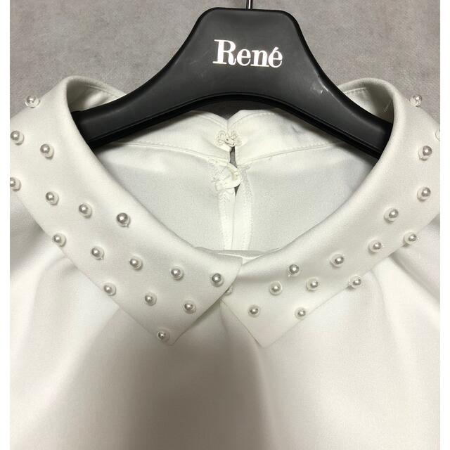 René(ルネ)のルネ　銀座限定　パール襟　ブラウス　ホワイト　サイズ　36 レディースのトップス(シャツ/ブラウス(半袖/袖なし))の商品写真