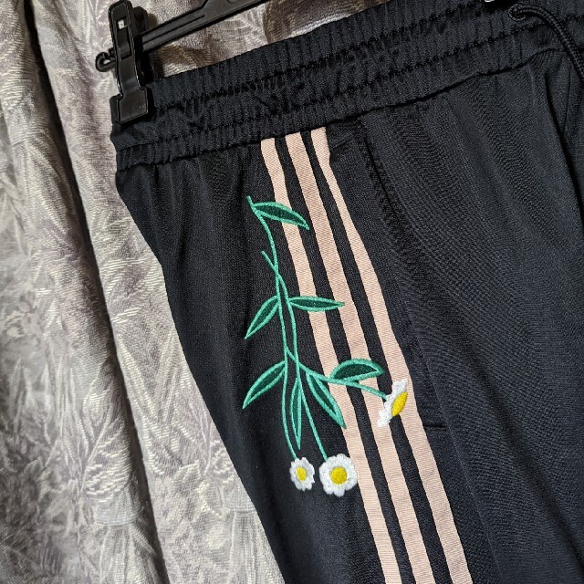 adidasオリジナルス 刺繍入トラックパンツ ジャージパンツ