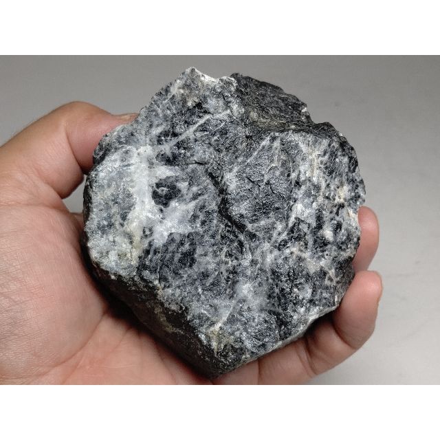 黒 615g 翡翠 ヒスイ 翡翠原石 原石 鉱物 鑑賞石 自然石 誕生石