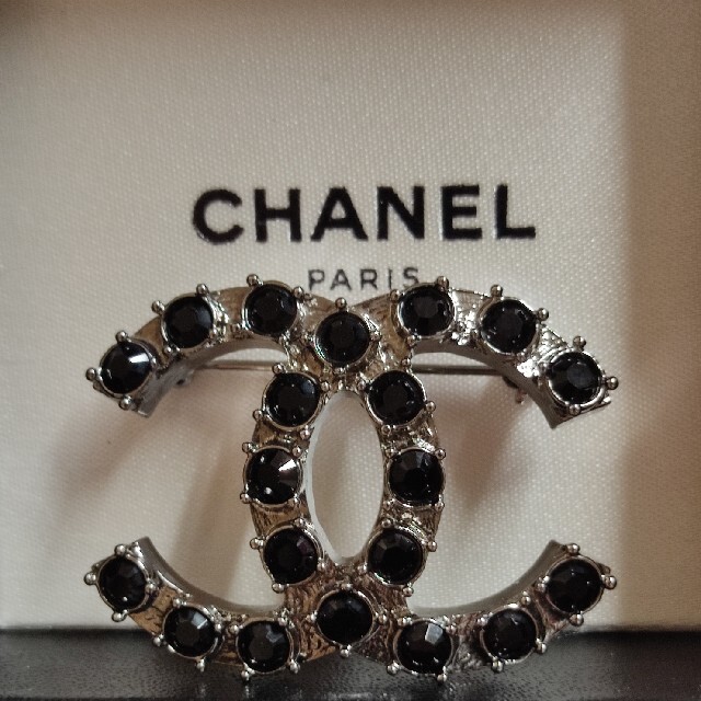 CHANEL(シャネル)のMiki様専用　CHANEL　ブローチ　ココマーク　ブラックストーン レディースのアクセサリー(ブローチ/コサージュ)の商品写真