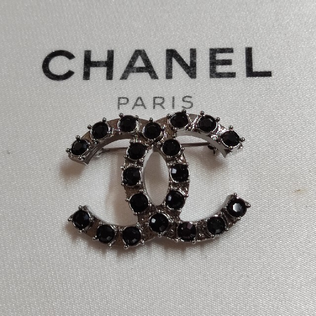 CHANEL(シャネル)のMiki様専用　CHANEL　ブローチ　ココマーク　ブラックストーン レディースのアクセサリー(ブローチ/コサージュ)の商品写真