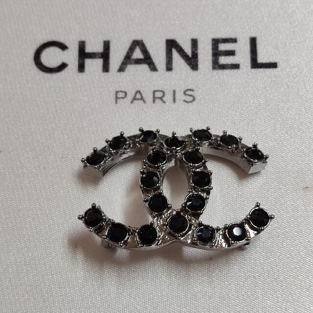 CHANEL(シャネル)のMiki様専用　CHANEL　ブローチ　ココマーク　ブラックストーン レディースのアクセサリー(ブローチ/コサージュ)の商品写真