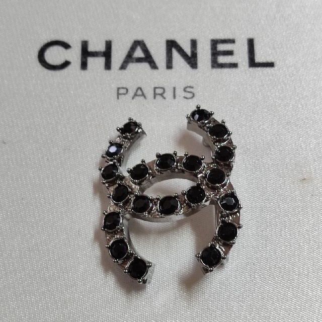 CHANEL(シャネル)のMiki様専用　CHANEL　ブローチ　ココマーク　ブラックストーン レディースのアクセサリー(ブローチ/コサージュ)の商品写真