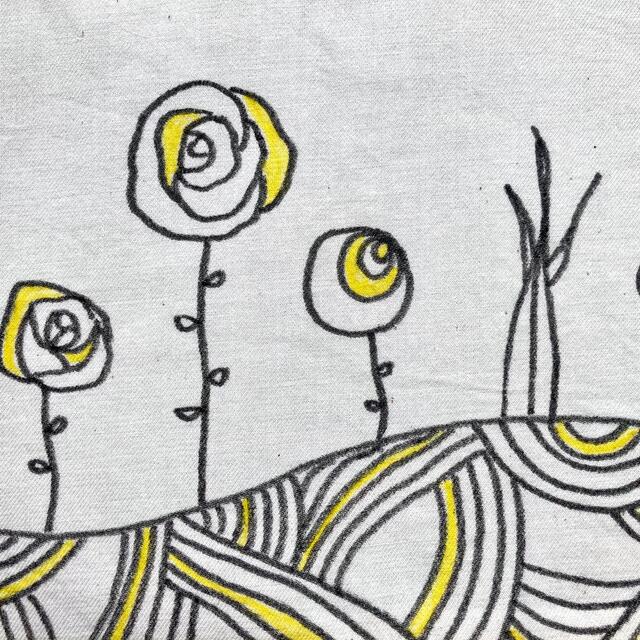 【オリジナル】手描きイラストのブックカバー　文庫サイズ　丘に咲く花 ハンドメイドの文具/ステーショナリー(ブックカバー)の商品写真