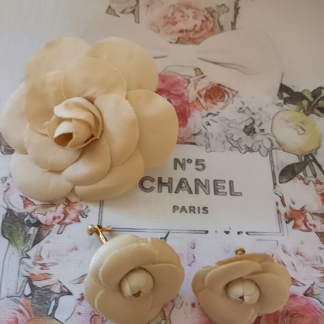 CHANEL(シャネル)のCHANELカメリア　ノーブランドイヤリングおまけ レディースのアクセサリー(ブローチ/コサージュ)の商品写真